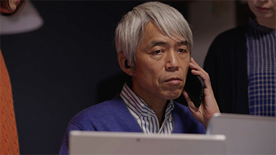 父・俊夫(小市慢太郎)
