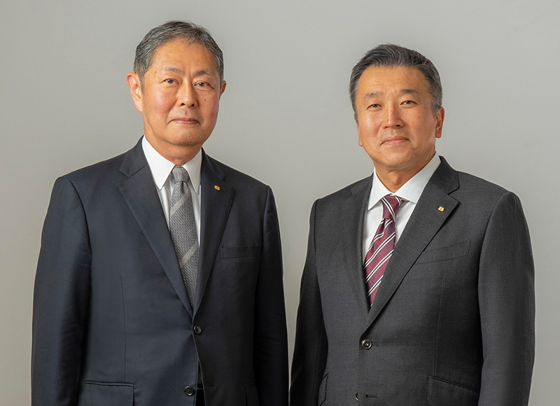 代表取締役会長 尾谷 牧夫、代表取締役社長 岡 宏幸