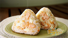 鮭とクリームチーズの天かすおにぎり