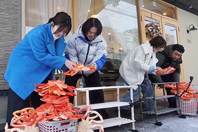 宇賀なつみ、三宅健、岡崎紗絵、山里亮太（南海キャンディーズ）