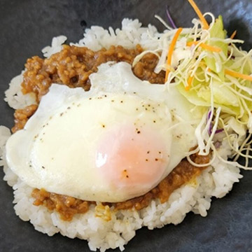 フードトラックはなカーゴサービス / キーマカレー ほか