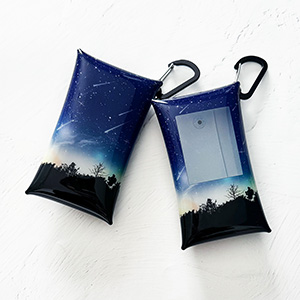 アクキーを入れて推しを持ち歩ける、PVCマルチケース（小）夜空に降り注ぐ流星柄