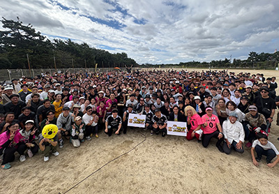 第1回大会（2025年）特別ゲスト「キングオブモルック」との集合写真