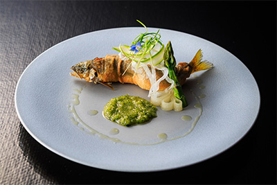 ディナーコース限定の魚料理「鮎で描く国芳の鯨」
