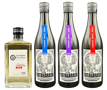 写真左から、CASKシリーズ Signature 生原酒、COREシリーズ BLUE 生原酒、COREシリーズ PURPLE 生原酒、COREシリーズ RED 生原酒