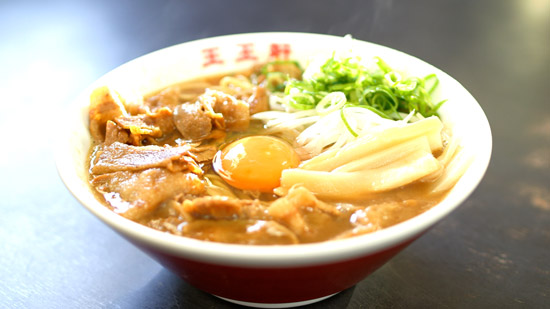 王王軒・支那そば肉入り(生卵トッピング)