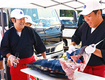 at鮪（マグロ解体ショー）