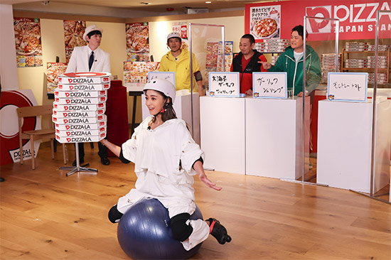 博多大吉、博多華丸、大悟、ノブ 手前)池田美優