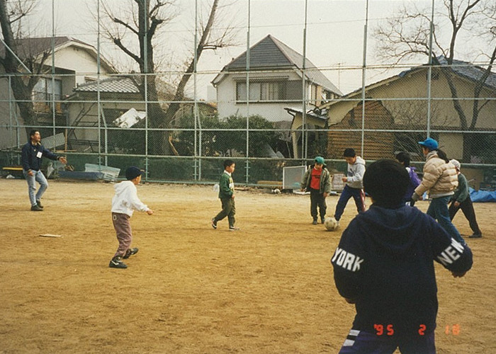 子どもたちとサッカー