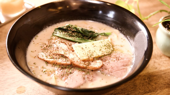 白（みるくらーめん）牛乳と魚介ベースのクリーミーなスープ