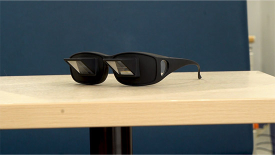 寝たままメガネ