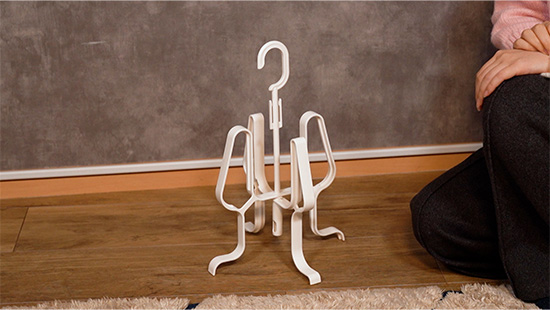 吊るしても立たせても干せるシューズハンガー