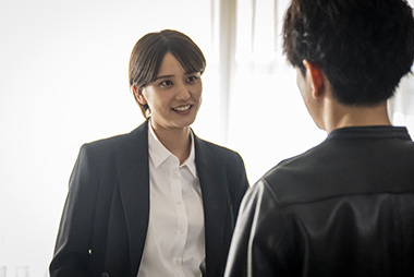 エリート刑事・鶴岡楓役の山崎紘菜から撮影秘話＆メッセージ到着