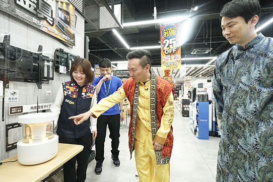 かまいたち（濱家隆一、山内健司）、エディオンスタッフ（金栗）、かじがや卓哉
