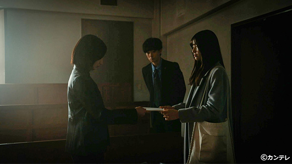 警察にあるノートを手渡す MADDER 第9話