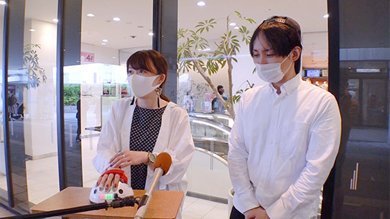 今日初めて直接会った男女2人組 左から)みゆきさん、ぶんぺいさん