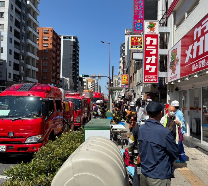 【速報】カラオケ店で「爆発した」と通報　消防車10台以上が出動し騒然　大阪・天神橋筋商店街の雑居ビル　JR天満駅から北へ3分