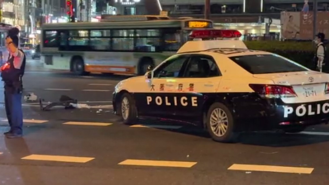 「お巡りさんが前に入り込んできたので危ないと思い、避けようとしたが避けきれず接触した」と逮捕の男“窃盗事件に関与疑いで手配”の車で職務質問受けそうになりパトカーに衝突・逃走した公務執行妨害の疑い