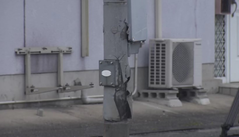 83歳男性が運転する車が信号柱に衝突したはずみで「下校中の小学生２人」に接触　１人は骨折の大けが　和歌山・岩出市の交差点