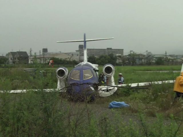 【速報】小型機「ホンダジェット」機がオーバーランしフェンスに衝突　飛行機に乗っていた３人にけがなし　大阪・八尾空港