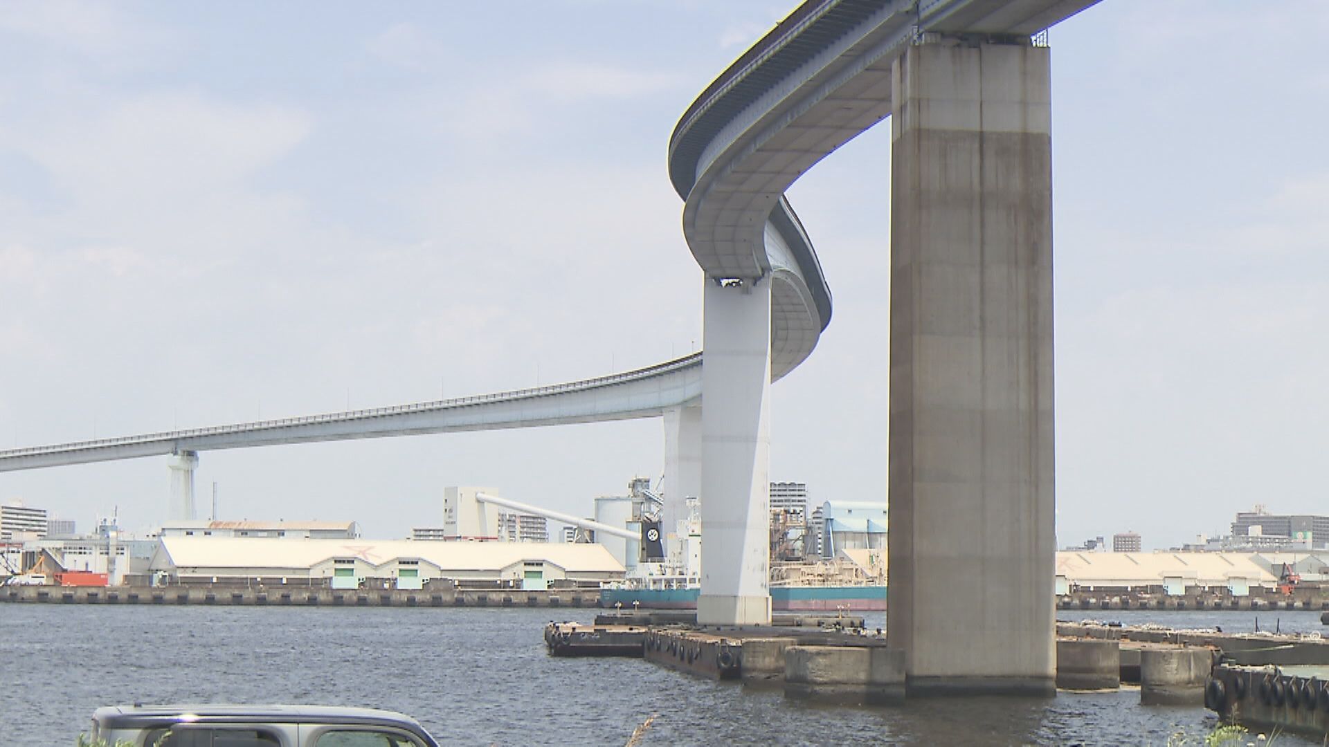 【検証】「遺体はいつどうやって運ばれたのか」　海に浮かぶ台船の上で女性遺体見つかった事件　殺害後に橋の上から落とされたか　現場は急な坂道で「歩いて運ぶ」は難しく　「車で運ぶ」は「かなり目立つ」