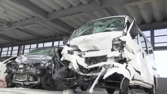 「近くの料金所でUターンする車が目撃」　西名阪自動車道“正面衝突”事故　軽自動車の77歳男性と40代の息子とみられる男性死亡　軽貨物自動車に乗っていた男性（32）も意識不明の重体