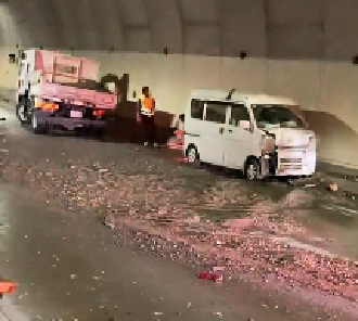 【速報】車14台が絡む事故　成人男性3人がけが　「4～5台が追突している」と通報　阪神高速・大和川線下り・三宝―常盤間で通行止め