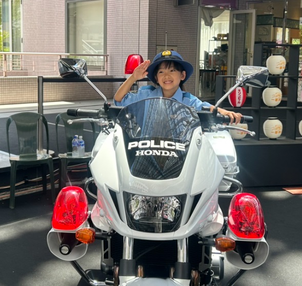 白バイやパトカーに乗って笑顔　親子で楽しみながら「防犯」を学ぶ体験イベント　「知らない人にはついていかない」オリジナルしおりも製作　大阪・堺警察署
