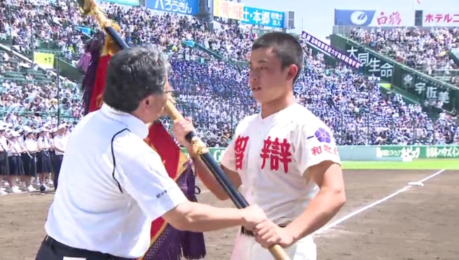 夏の甲子園　智弁和歌山が優勝　５年ぶり４度目　初優勝を狙う群馬の健大高崎との接戦を制す