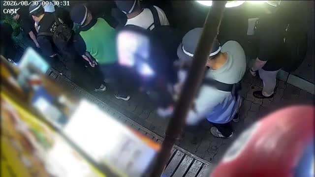 「違法薬物とみられる粉末」を押収　ベトナム人向けクラブ　店の前で当時20代のベトナム人男性が「薬物中毒による心停止」で死亡　大阪府警が捜索　捜索の様子とらえた防犯カメラ映像を独自入手