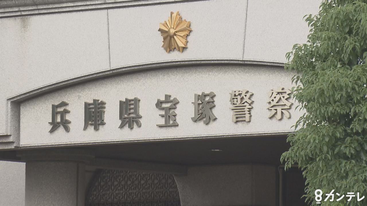 乗用車が壁に衝突　70代くらいの女性が死亡　近隣住民が110番通報「ドーンという音を聞いた」車の前面が大破　兵庫・宝塚市