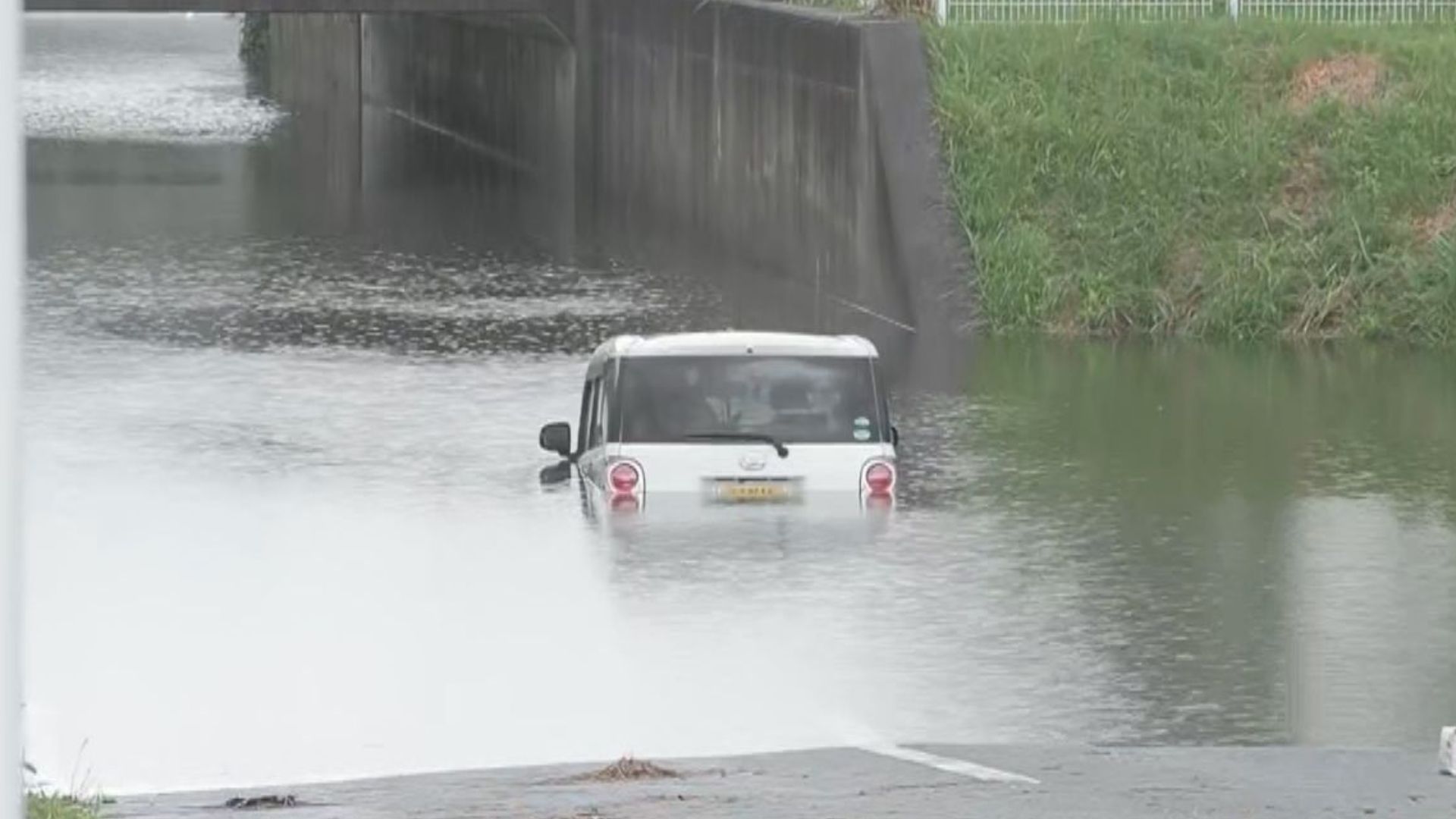 【大雨解説】車の水没を防ぐには？「車高やドア・排気口の高さを把握。危険と判断したら路肩に停めて避難。原則『地下施設』避けて」と専門家　気象予報士「線状降水帯発生したら終電前後に電車止まる可能性も」　