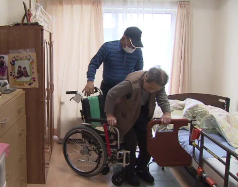5類移行　面会の制限をなくした高齢者施設　「目覚めるまで待てます」と家族　認知症が進んだ人も