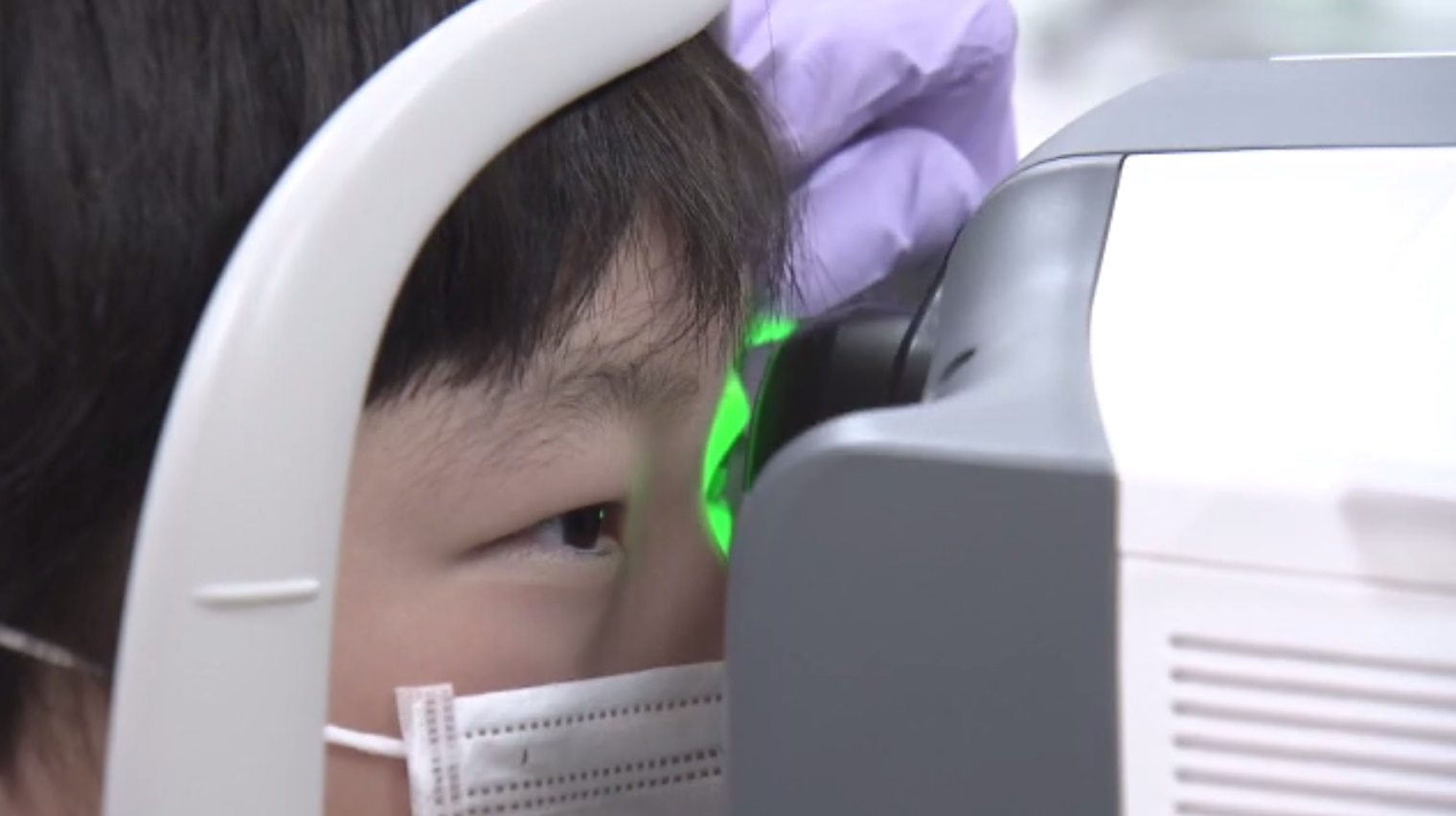 視力1.0未満の子が過去最大　視力低下を防ぐ治療「オルソケラトロジー」　医師は『有効な治療法』と評価