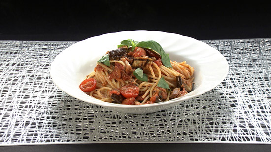 サンマとなすのトマトソースパスタ