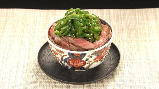 レア風チンジャオロース丼