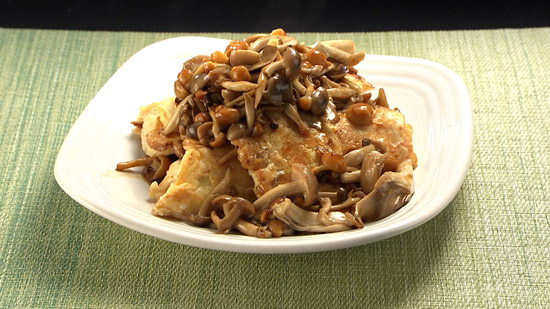 「鶏むね肉のピカタ きのこソース」