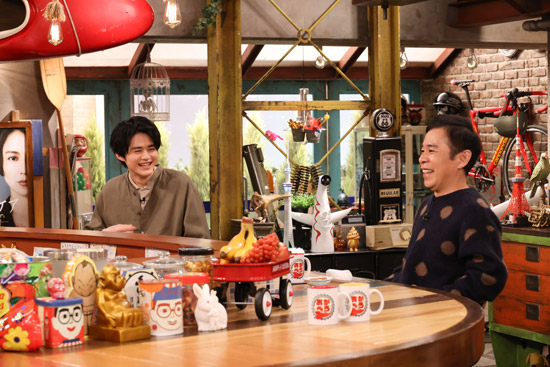 鈴鹿央士 、岡村隆史