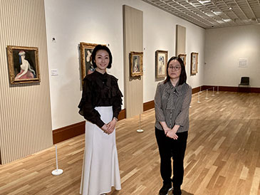 フリーアナウンサーの八木早希さんと後藤結美子学芸員