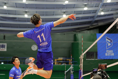 中村駿介選手（大阪ブルテオン）、西田有志選手（大阪ブルテオン）