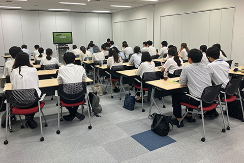 「アジアに精通（READ）し、アジアを牽引（LEAD）する」日中の大学生が来社