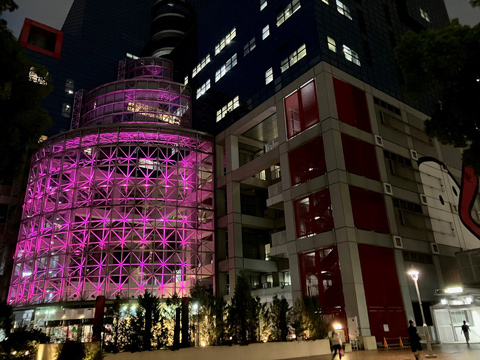 乳がんの予防・啓発「ピンクリボン運動」・社屋をピンクライトアップ