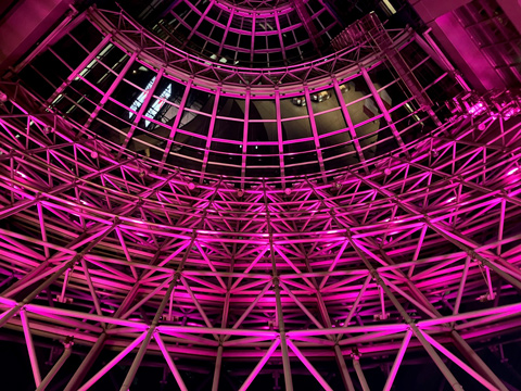 乳がんの予防・啓発「ピンクリボン運動」・社屋をピンクライトアップ