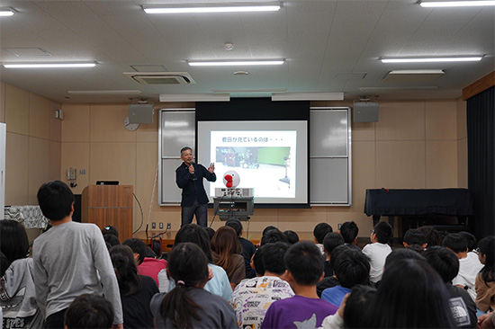 豊田アナウンサー  尼崎市立難波の梅小学校