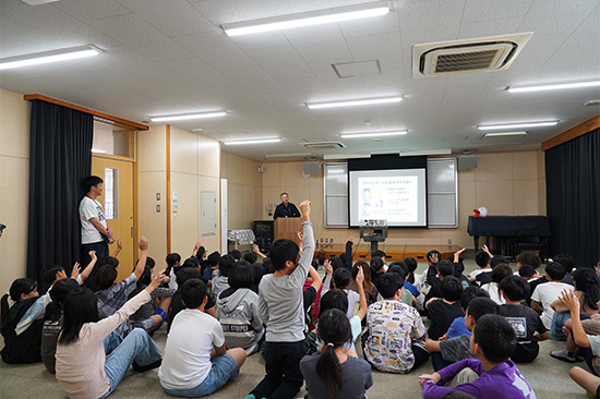 豊田アナウンサー  尼崎市立難波の梅小学校