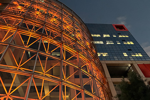 子どもの虐待がない社会の実現にむけて ・社屋をオレンジライトアップ