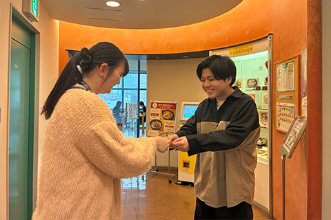 “いじめ反対”の意思を示す「ピンクシャツデー」社内イベントや社屋ライトアップを実施！