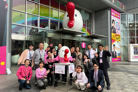 “いじめ反対”の意思を示す「ピンクシャツデー」社内イベントや社屋ライトアップを実施！