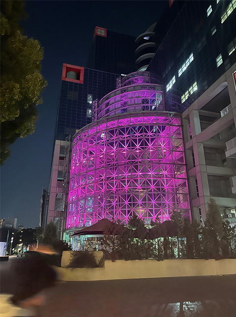 “いじめ反対”の意思を示す「ピンクシャツデー」社内イベントや社屋ライトアップを実施！