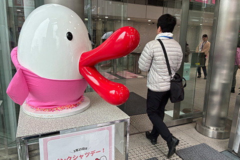 “いじめ反対”の意思を示す「ピンクシャツデー」社内イベントや社屋ライトアップを実施！